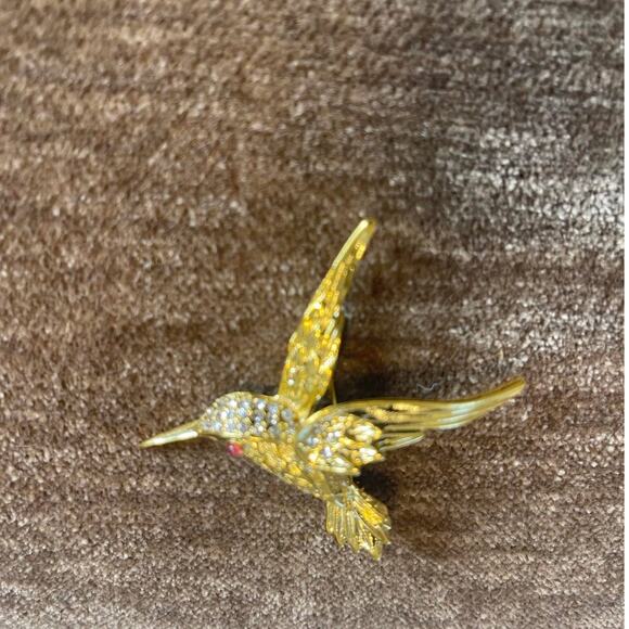 Hummingbird gold toned pin brooch pink eye rhinestone detail - Picture 10 of 12